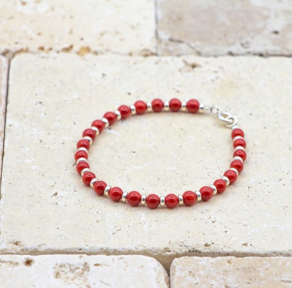 Le vintage argent est un bracelet en corail rouge fabriqué par L'atelier du corail à Marseille.