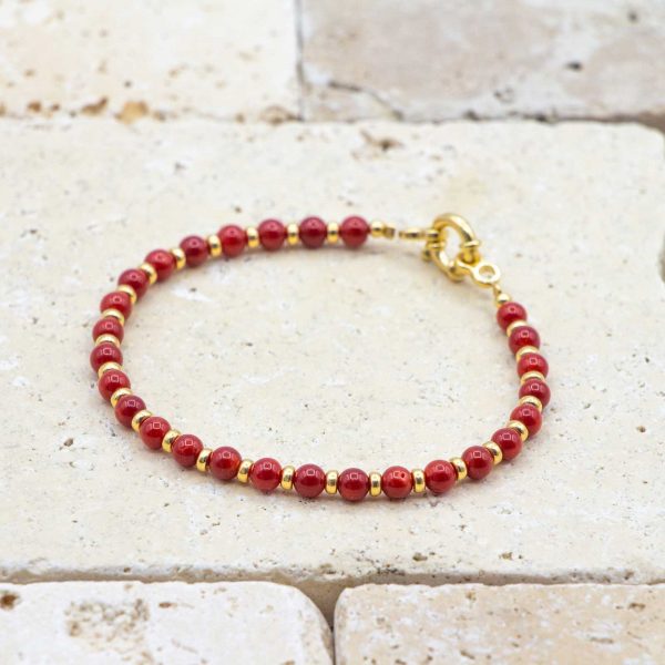Le vintage doré est un bracelet en corail rouge fabriqué par L'atelier du corail à Marseille.