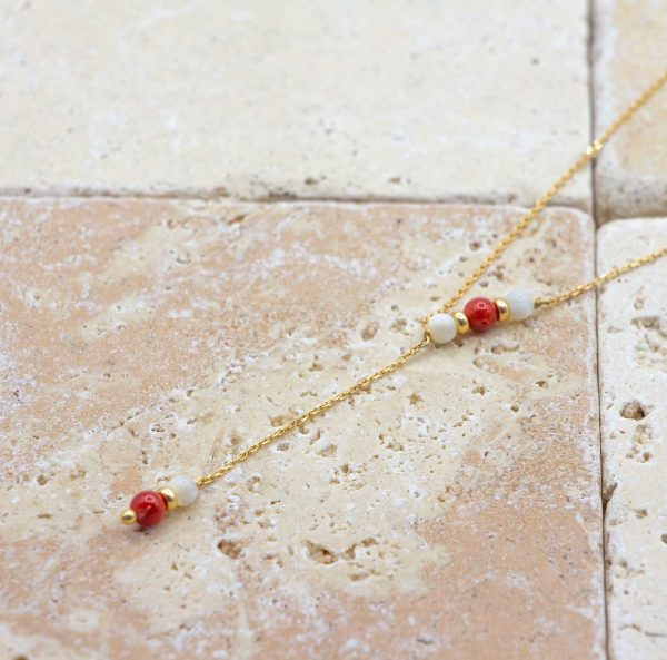 Collier asymétrique Corail & Nacre est un collier en corail rouge fabriqué par L'atelier du corail à Marseille.