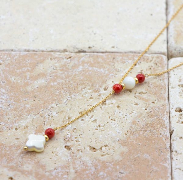 Asymétrique Fleur de nacre & Corail est un collier en corail rouge fabriqué par L'atelier du corail à Marseille.