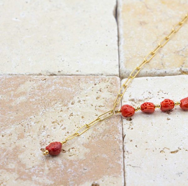 Collier cailloux de corail est un collier en corail rouge fabriqué par L'atelier du corail à Marseille.
