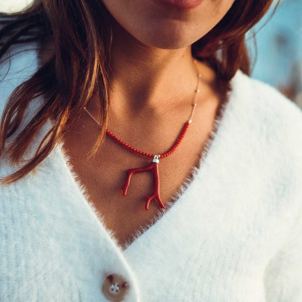 Collier médusa full branche petites perles est un collier en corail rouge fabriqué par L'atelier du corail à Marseille.