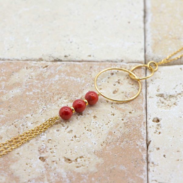 Collier pompons chic long est un collier en corail rouge fabriqué par L'atelier du corail à Marseille.