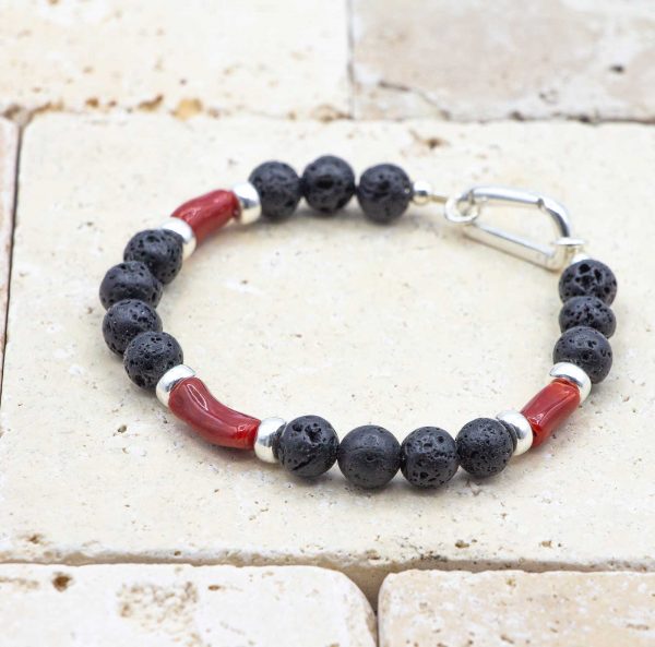 L’élégant Lave Noire est un bracelet pour homme en corail rouge fabriqué par L'atelier du corail à Marseille.