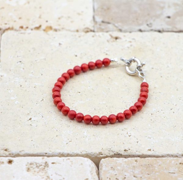 Le classico pour nos minots est un bracelet pour bébé en corail rouge fabriqué par L'atelier du corail à Marseille.
