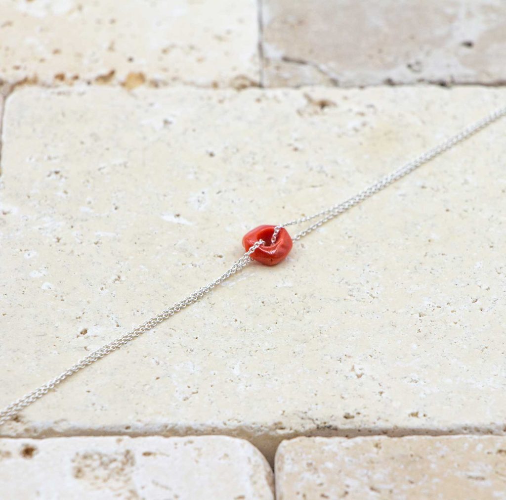 Le noeud / le lien argent fine est un bracelet en corail rouge fabriqué par L'atelier du corail à Marseille.