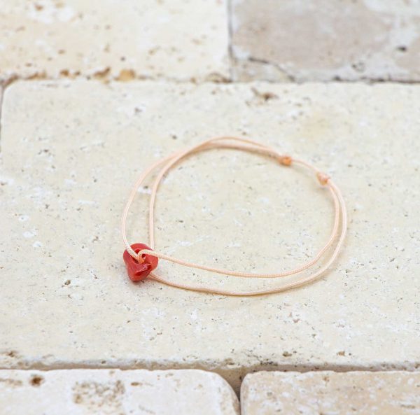 Le noeud / le lien pêche est un bracelet mixte en corail rouge fabriqué par L'atelier du corail à Marseille.