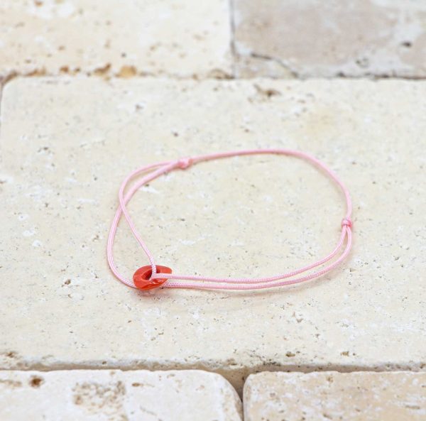 Le noeud / le lien rose est un bracelet mixte en corail rouge fabriqué par L'atelier du corail à Marseille.
