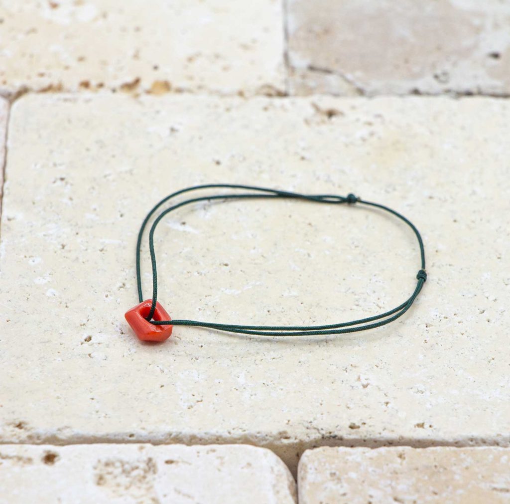Le noeud / le lien vert bouteille est un bracelet mixte en corail rouge fabriqué par L'atelier du corail à Marseille.
