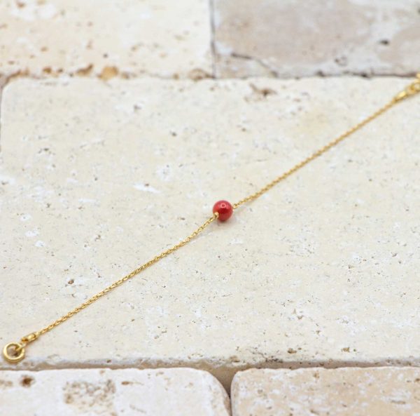 Ma mini perle / Doré est un bracelet en corail rouge pour bébé fabriqué par L'atelier du corail à Marseille.