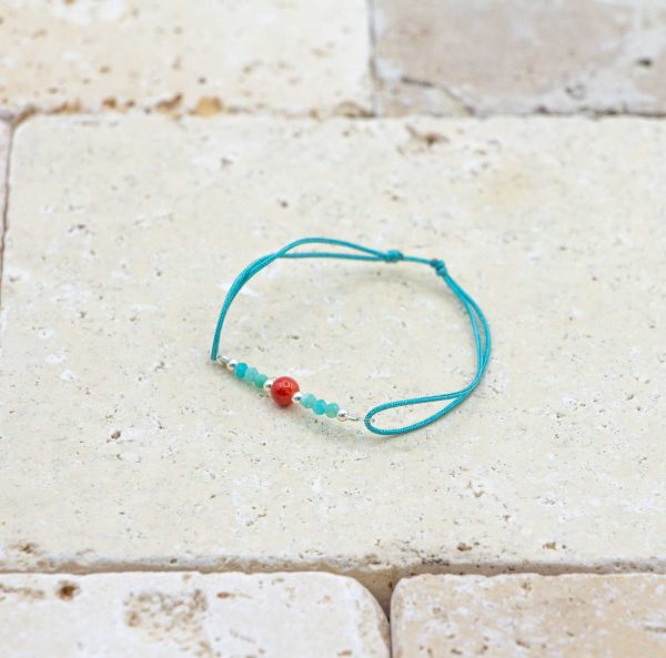 Mini perle / Bleu Turquoise est un bracelet pour bébé en corail rouge fabriqué par L'atelier du corail à Marseille.