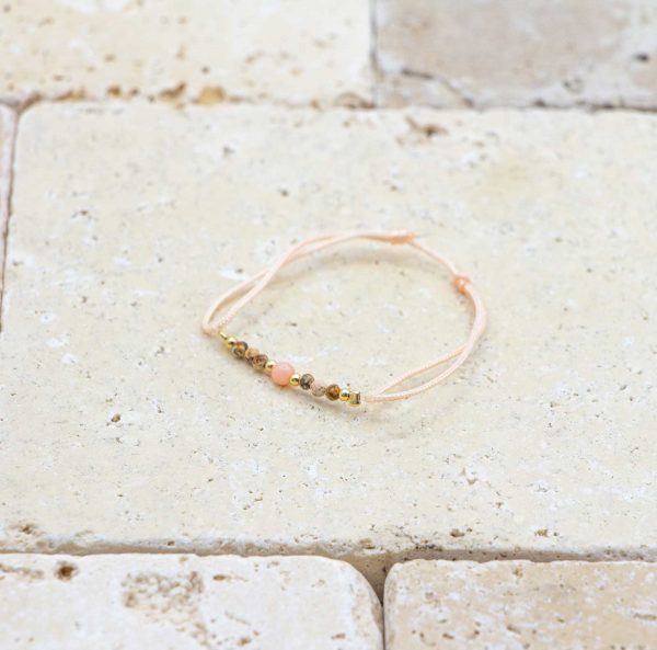 Mini perle Peau d’ange - Pêche pastel est un bracelet pour bébé en corail rouge fabriqué par L'atelier du corail à Marseille.