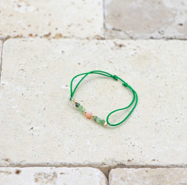 Mini perle Peau d’ange / Vert est un bracelet pour bébé en corail rouge fabriqué par L'atelier du corail à Marseille.