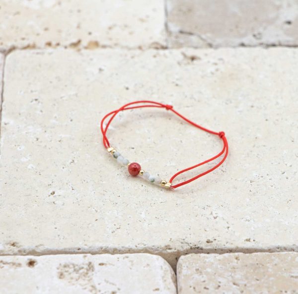 Mini perle / rouge est un bracelet pour bébé en corail rouge fabriqué par L'atelier du corail à Marseille.