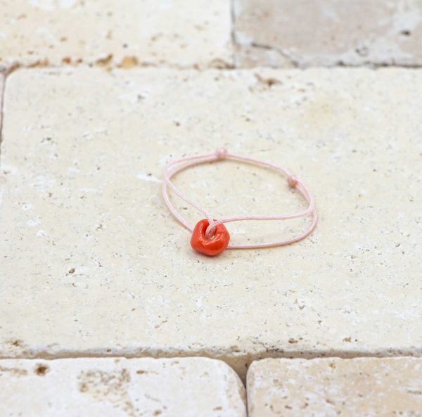 Mon mini noeud de Corail est un bracelet pour bébé en corail rouge fabriqué par L'atelier du corail à Marseille.